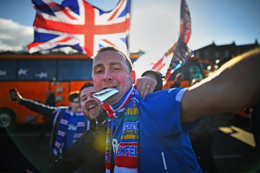 I tifosi dei Rangers fuori da Hampden Park sono gi carichi per la sfida. Getty Images